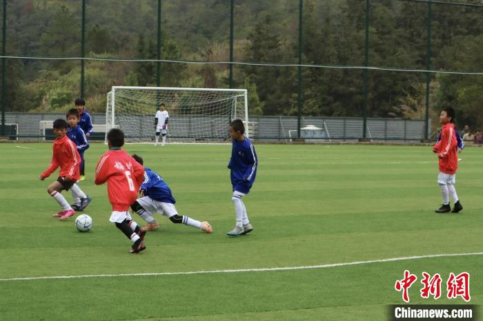 梅州举行中国内地现代足