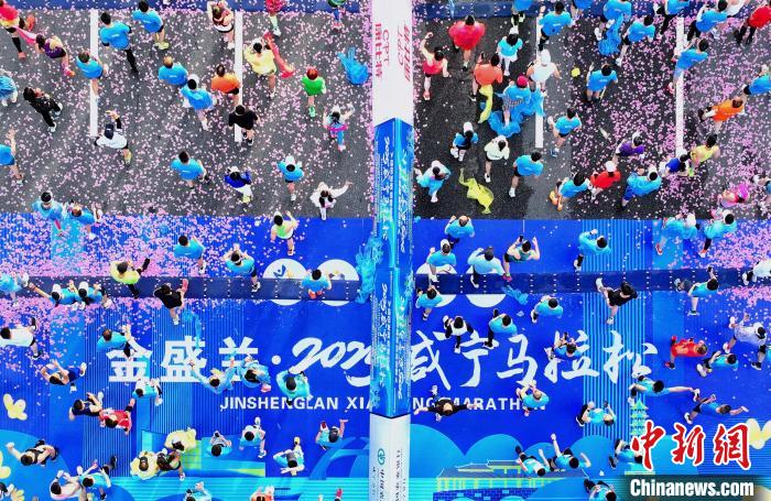2025咸宁马拉松开跑 18000跑者共赏香城泉都绿色魅
