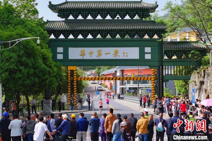 2025咸宁马拉松开跑 18000跑者共赏香城泉都绿色魅