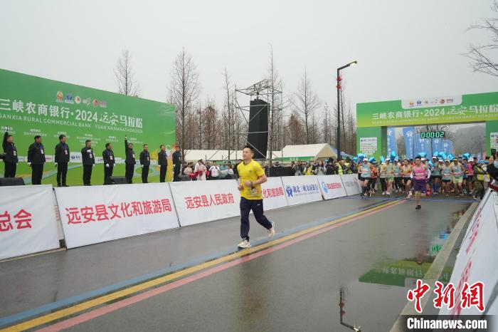 奥运冠军杨威领跑2024远安马拉松 油菜花海赛道引