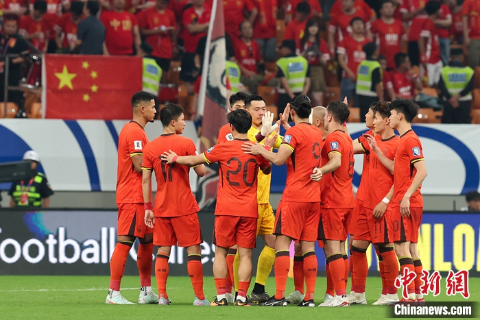 王钰栋点球绝杀助国足1-0力克巴林，避免18强赛小