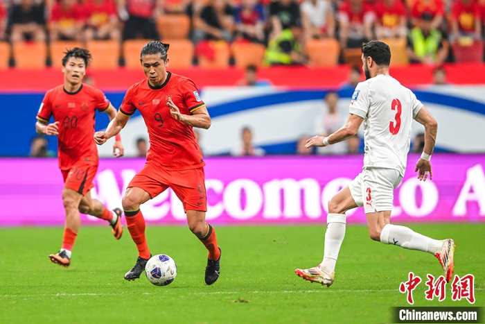 王钰栋点球绝杀助国足1-0力克巴林，避免18强赛小