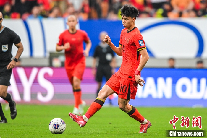 王钰栋点球绝杀助国足1-0力克巴林，避免18强赛小