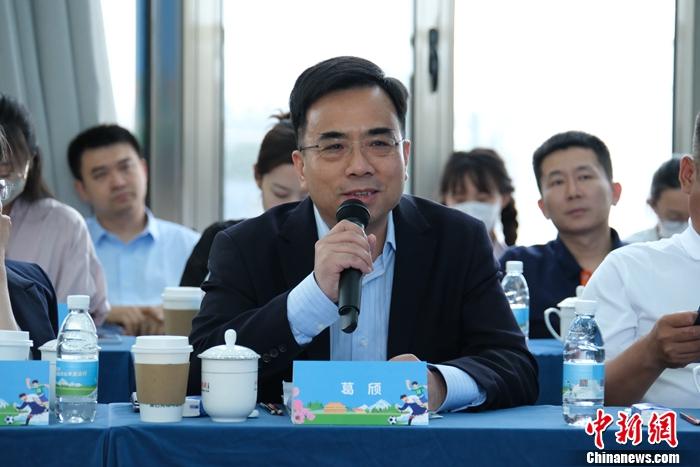 藏族少年走进北京国安赛场 共享足球梦想与民族