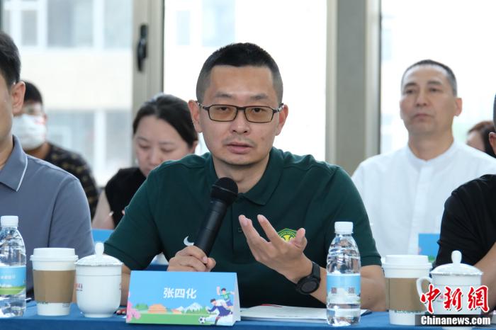 藏族少年走进北京国安赛场 共享足球梦想与民族