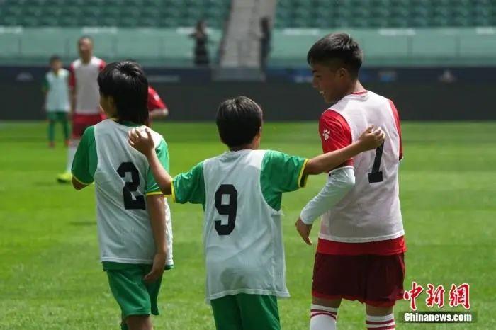藏族少年走进北京国安赛场 共享足球梦想与民族