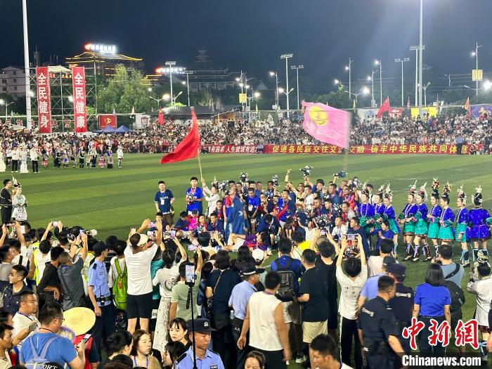 贵州“村超”决赛上演绝地逆转 民族团结共谱足