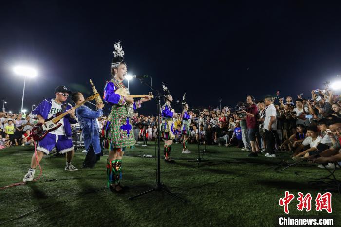 贵州“村超”决赛上演绝地逆转 民族团结共谱足