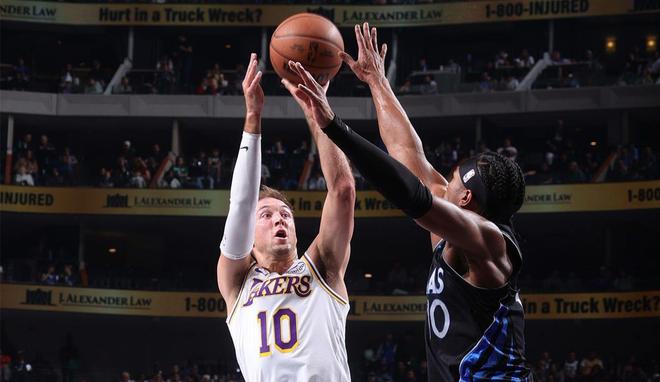 湖人三巨头缺阵 肯纳德三双力挽狂澜