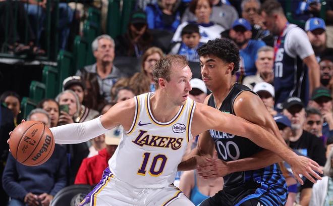 湖人三巨头缺阵 肯纳德三双力挽狂澜