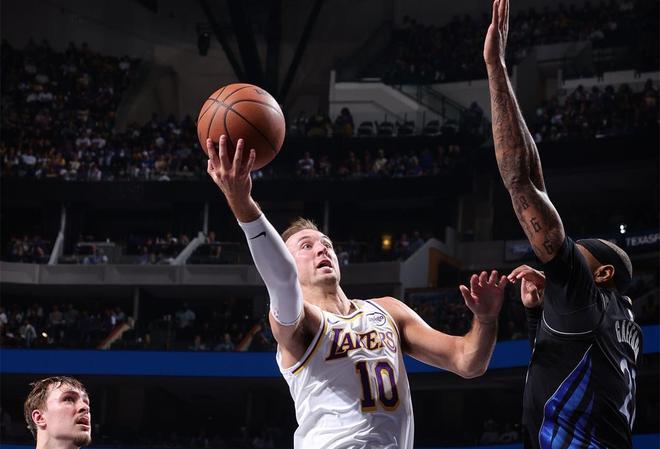 湖人三巨头缺阵 肯纳德三双力挽狂澜